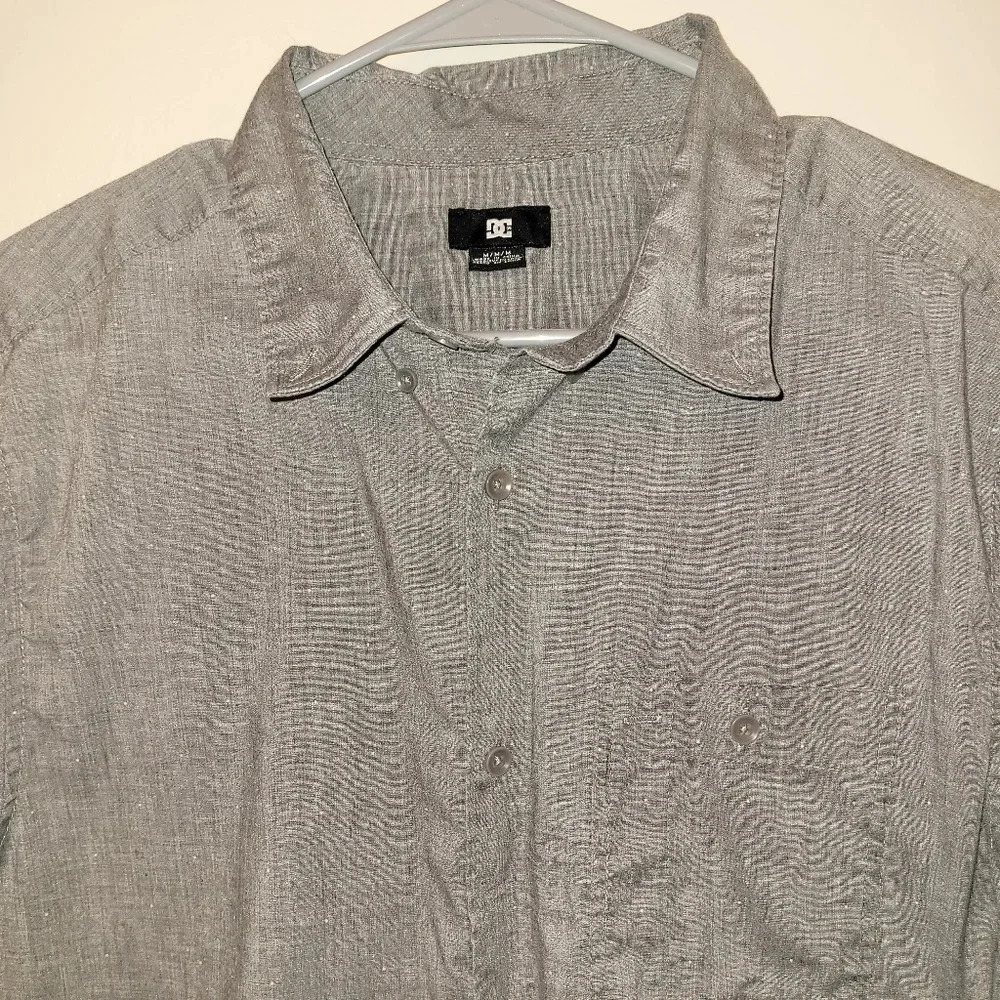 DC men's short sleeve button-up size medium gray with extra buttons LOT-C - Picture 2 of 5